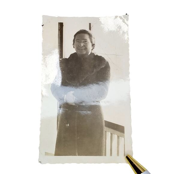 Vtg Pretty Older Lady Posing on Porch Original Monochrome Photography Found - Picture 1 of 4